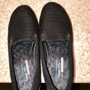 Black skechers slip on